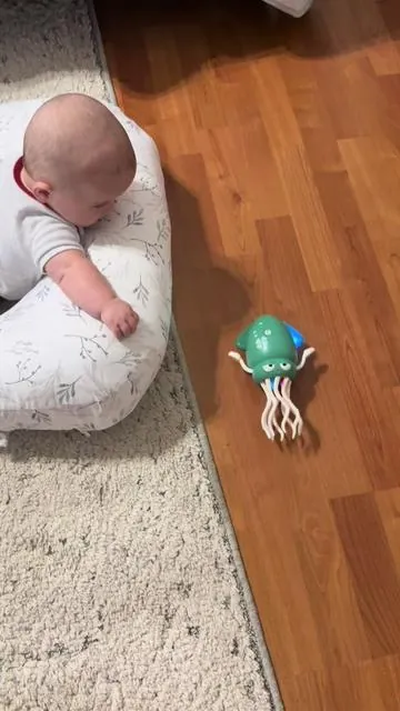 This immediately had his attention 👏 #tummytime #tummytimetoys #parentinghacks #babytok #babytoys 