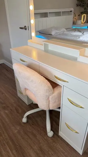 Silla de vanity. Asiento de felpa ultrasuave, respaldo y apoyabrazos acolchados, altura ajustable, ruedas giratorias de 360°, base resistente y diseño moderno para tocador, oficina o dormitorio.@Raybee Lumidrawer  #summervibes #tiktokshopsummersales  #VanityChair #HomeDecor #BedroomDecor