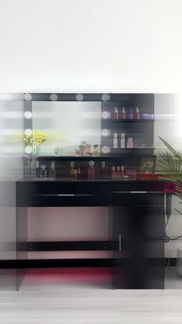Small apartment friendly, slim shape saves plenty of floor space.#vanity #vanitydesk #makeup #weeklydeals #CollaredEagle 