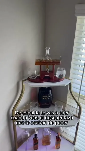 Mueble esquinero para vinos con botellero extraíble, mueble industrial de 5 niveles con puerta estilo granero y soporte para copas, aparador estilo rústico, mueble bar compacto para sala de estar, comedor y rincones del hogar. @Quaktok     #mueblesmodernos #barencasa #homedecor #mueblesdemadera #SummerVibes 