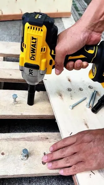 The screw expert is this impact wrench, with a torque of 600NM, it's sufficient for use.#DCF900 #dewalttools #DeWalt