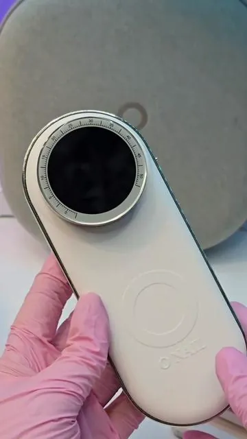 Batería de larga duración: Equipado con con una batería de polímero de litio que proporciona hasta 12 horas de funcionamiento Control de precisión: Cuenta con un sistema de vástago de precisión de 3 mm para una extracción y pulido precisos con brocas profesionales Función de Parada Automática: Viene con un chip inteligente que detiene el taladro automáticamente cuando se retira de la base, mejorando la seguridad y la eficiencia. Juego completo: Incluye múltiples accesorios como piezas de mano, estuche de almacenamiento, adaptadores y brocas para una solución completa para el cuidado de las uñas. Operación silenciosa: Incorpora control de precisión de IA para reducir la vibración y el ruido para un entorno de trabajo más silencioso Rendimiento de alta velocidad: Ofrece una velocidad máxima de 50.000 RPM para una eliminación más rápida del gel y una mayor eficiencia en el salón. #manicure #nailsartvideos #nailart #nail #tiktokshopcreatorpicks @ONAIL 