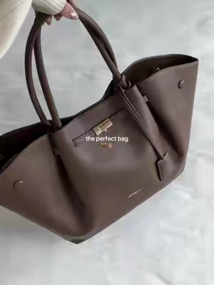 I’m OBSESSED 🤩👜✨ #totebag #workbag #diaperbag #luxuryforless #everydaybag 