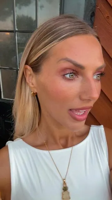 Green eye maxxing. Blush on cheeks, lips, eyes with a cool brown liner. Yes 👏🏼 #makeupforgreeneyes #eyeshadowhacks #makeuphack #easymakeup #blushhack @MERIT Beauty 