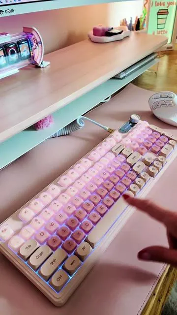the newest colorway of our most loved membrane keyboard: the furycube IP108 pro in the lipstick color ❤️💋💄 of course, she didn’t disappoint. I love the dark base against the red tones, truly beautiful. And the best part about this keyboard is the fact that she’s budget friendly. Also perfect for our office girls, because she’s fairly quiet.  To know her is to love her ❤️ @FURYCUBE Local  #membranekeyboard #furycube #keebtok #keyboard #keyboardasmr 