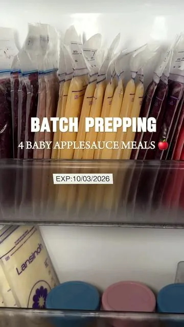 Week 6 of our Road to Solids 🍎 This week I’m batch prepping homemade applesauce 4 different flavors plus 2 bonus combos from leftovers.🥣 #startingsolids #homemadebabyfood #6monthsold #firsttimemom #babyfoodrecipes 