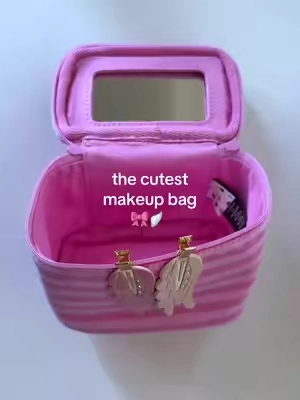 love her 👛 #makeupbag #brandymelville #makeup #vanitycase 