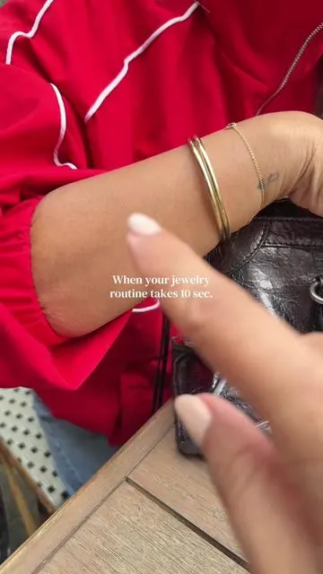 Throw these on and call it a day. Clean, classic, and easy to mix with everything you already own. Gold or silver - you really can’t go wrong. @PAVOI #stackingbangles #simplebangles #everydayjewelry #effortlessstyle #waterproofjewelry 