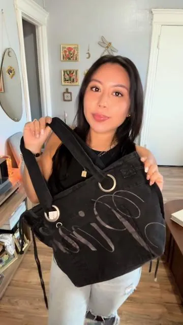 The oversized tote that’s cute and functional 🖤 #tiktokshopfinds #everydaybag #totebag 