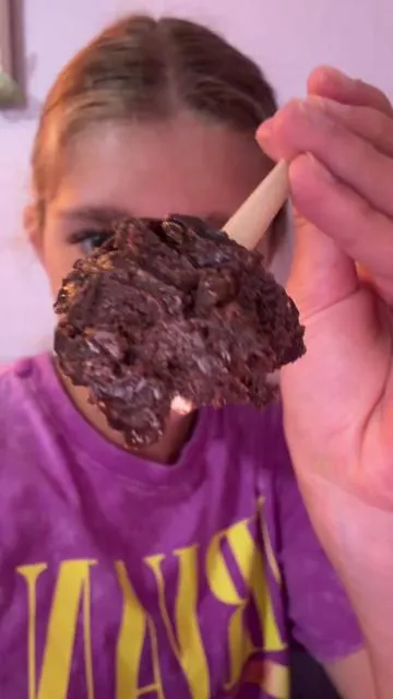 Let's eat some healthy cookie dough 🍪 #cookiedough #healthycookiedough #sweettreats #foodie #eatingvideo 