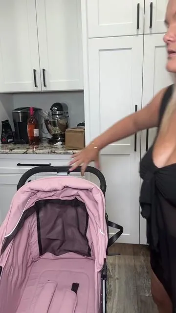 This affordable stroller feels like luxury with so many features. #stroller #baby #travelstroller 