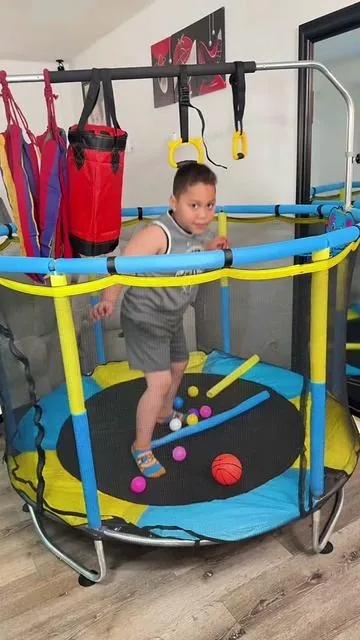 Cama elástica infantil con red de seguridad, soporta hasta 200 kg (440 lbs), para uso interior y exterior. Cama elástica infantil con barra de gimnasia ajustable y juguetes para niños y niñas.#tiktokshopcreatorpicks #DealsForYouDays #niños #trampoline 