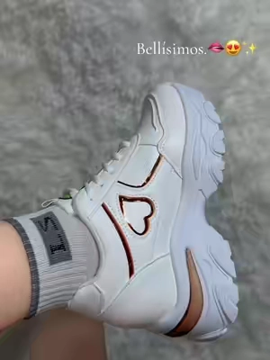 Me encantan son bien cómodas.✨😍#tenisblancos#woman#moda#tiktokshopcreatorpicks 