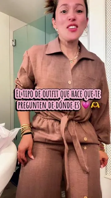 Este set se ve elegante, cómodo y combina con absolutamente todo. Perfecto para vacaciones, brunch, un viaje o simplemente cuando quieres verte arreglada sin complicarte.  #OldMoneyStyle #outfitinspo #outfitset #vacationoutfits #ootd 