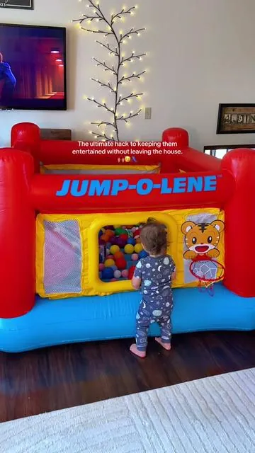 This keeps little ones entertained, gets their energy out and makes staying home so much easier! 🙌🏽 #MomHack #BabyMustHaves #ToddlerActivities #IndoorPlay 