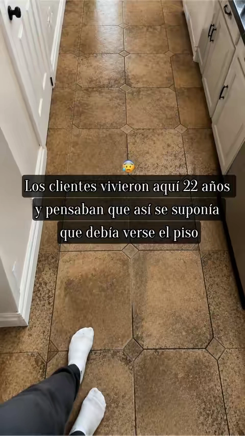 Probé estas tabletas limpiadoras para pisos de SOPAMI y honestamente sí se sienten como algo que vale la pena tener en casa. Lo que más me gusta es que no es un paso complicado. Solo pones una tableta en el agua y limpias el piso como siempre. En las zonas de mucho uso, como la entrada o la cocina, se nota bastante la diferencia. El piso deja de verse opaco y se siente más limpio al caminar. El antes y después se ve bien, pero el agua sucia del final es lo que realmente me convenció.#CleanTok #cleaning #sundayreset #deepclean 