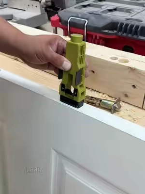 Stop chiseling away bit by bit when installing door locks; this tool allows for fast and precise positioning.#tiktokshop #woodworking #carpentry#doorlock#handyman