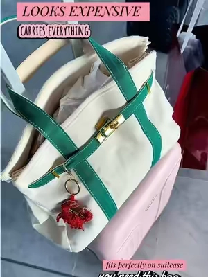 My favorite travel tote bag that I always get asked about 🫶 Machine washable, stylish & fits perfectly on top of your suitcase without falling off🙌