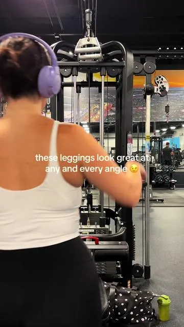 NO front seam??? Sign me up 🙂‍↕️🫶 #leggings #womensleggings #athleisurewear #workoutclothes #gymoutfit 
