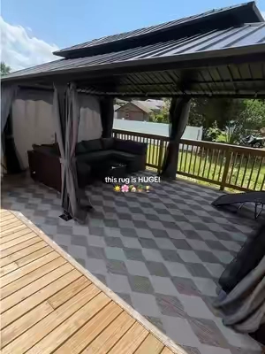 who knew adding a rug could make all the difference! ☀️ #rug #outdoorrug #patio #patiomakeover 