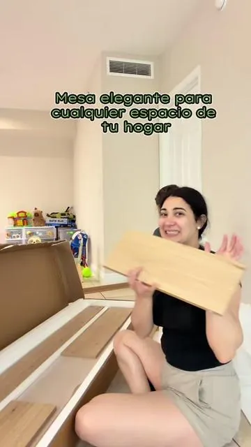 Mesa de TV de madera elegante y versátil, perfecta para darle un toque cálido y sofisticado a cualquier espacio de tu hogar. Su hermoso diseño con esquinas onduladas la hace única y moderna, mientras que sus diferentes compartimentos ofrecen mucho espacio para organizar todo lo que necesites. Cuenta con dos espacios amplios con puertas para mantener tus cosas guardadas y tu área de entretenimiento siempre ordenada. Una pieza funcional, bonita y con mucho estilo que combina con cualquier decoración.#tiktok #tiktokshop #organization #home #decoration 