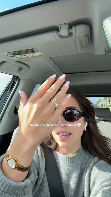 She's stunning hehehhe #ring #initialring #goldrings 