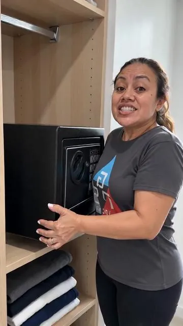 ¿Buscas proteger tus objetos de valor en casa? 🏡 Esta caja fuerte con luz de sensor y bolsa para dinero es perfecta para mantener tus cosas importantes seguras. Con acceso por llaves o teclado digital con código, te ofrece la tranquilidad que necesitas. Su diseño elegante en negro y plateado se adapta a cualquier espacio. ¡No esperes más para tener tu propio resguardo! Toca para comprar la tuya. #cajafuerte #seguridadhogar #DealsForYouDays #AIGC #Moras