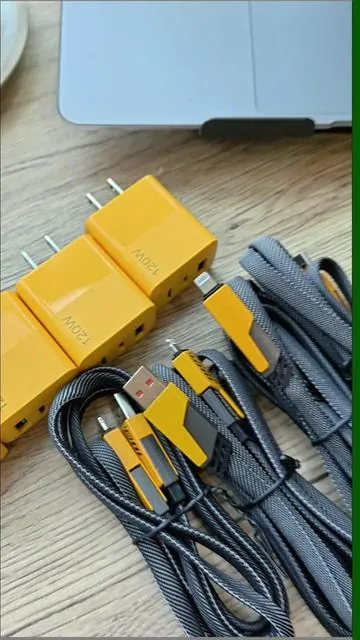 Adiós al lío de cables. Dos cargadores + dos cables 4 en 1. #CargaRápida #4in1charger #AmazonFinds #CalidadPrecio #DealsForYouDays 
