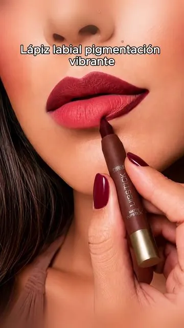 Barra labial retráctil textura suave, cubre uniformemente, combina contorno y color en un solo producto práctico y sofisticado#TrucosDeMaquillaje #LipPencil #Belleza2026 #GlowyLips #MakeupEssentials