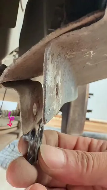 Tira esos clips de plástico de baja calidad. #tools #carrepair #diy#auto #dealsforyoudays 