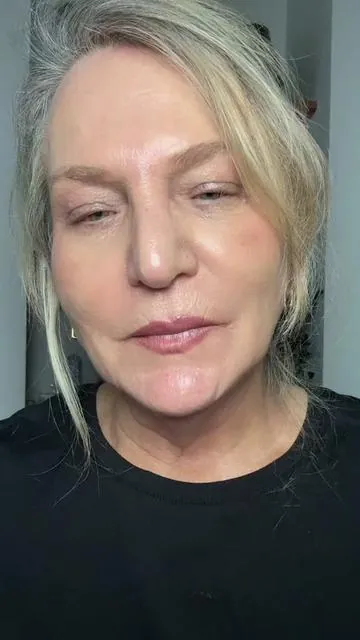 BARRITA de RETINAL encapsulado   MATRIXYL y el SPILANTHOL ( PARACRESS )  afirma  repara y relaja los musculos para ayudar a desaparecer las lineas de expresion en la cara y en el cuello #retinal #spilanthol #neckfirming #firmingserumstick @Remedy Science  @evasachsdesigns  @evasachsdesigns 