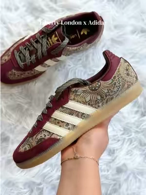 The floral is gorg 💐 #adidas #floral #womenshoes #flykicks #adidassamba 