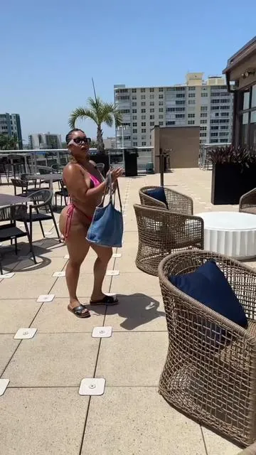 Let’s explore my beach bag 🌴🧳 together ASMR #whatsinmybag #beachday #asmr #tiktokshopcreatorpicks #aquilasky 