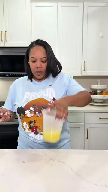 This is a must in my book! But if yall want me to try it out against the regular citrus squeezers, let me know! This lemon juicer is teaaaa! #lemonjuicer #lemonsqueeze 