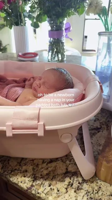 The little smirk 🥲 baby sis’s first spa day 😆🫧 #babybath #joolbabybath #newborn #newmom 