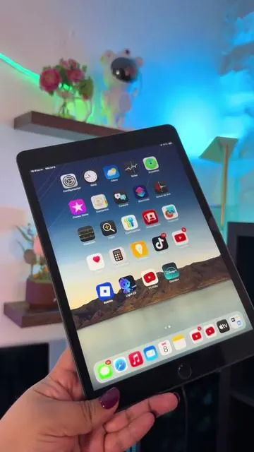 ¿Buscas una iPad buena, funcional y a un excelente precio? 📱✨ Esta iPad 7 reacondicionada es ideal para estudiar, trabajar, ver tus series favoritas o entretener a los pequeños de la casa. ¡Aprovecha antes de que se agoten! 💙🛒 #tablet #ipad7 #gadgets #tecnologia #ofertas 