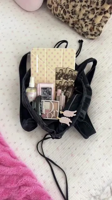 @VSPINK @Emi Jay @Diorbeauty @chubby star @Gisou  #whatsinmybag #victoriassecret #bagtour #totebag #girly 