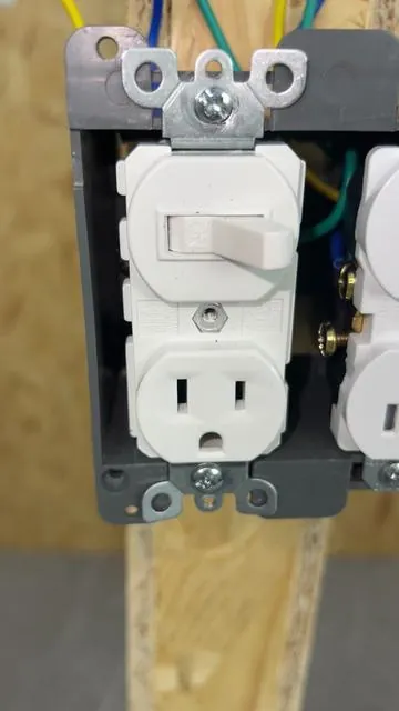 La forma en que encuentras el disyuntor siempre ha estado mal. Lo entenderás cuando veas esto#circuitbreaker #electrical #diytools #KAIWEETS #voltagetester #safetyfirst #tools 