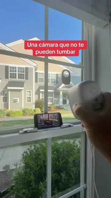 Si quieres vigilar la entrada de tu casa sin instalar cámaras por todos lados, esta cámara para ventana es una solución súper práctica. Graba en 2.5K, tiene visión nocturna a color, detecta personas y movimiento, y la puedes instalar en minutos. #DealsForYouDays #TikTokShopCreatorPicks #HomeSecurity #SecurityCamera #cinmoore  @CINMOORE  window camera, home security camera, indoor security camera, WiFi camera, smart security camera, 2.5K security camera, AI motion detection, night vision camera, window mounted camera, home surveillance