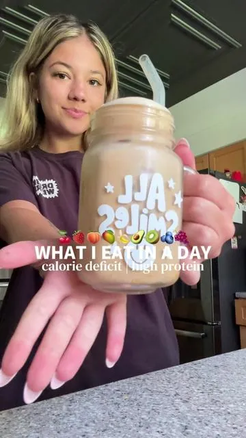 It’s official that the strawberry shortcake @Prime Bites Protein Treats is my new favorite flavor 😋 Day 7 is done yayy #whatieatinaday #whatieat #wieiad #healthylifestyle #leisurepartner @Leisure Hydration @WildeChips @Simple Mills @Chobani 