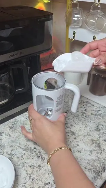 Preparar un batido nunca fue tan fácil. Compacta, recargable y perfecta para la casa, la oficina o los viajes. . . #TiktokChopCreatorPick  #PortableBlender #SmoothieTime #KitchenGadgets #Juicing