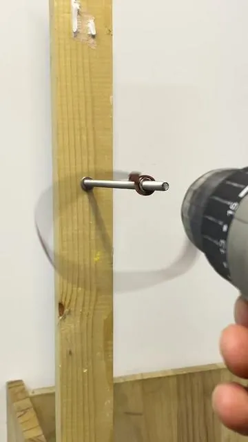 Elemento indispensable al montar muebles, rosca profunda, fijación segura, instalación rápida sin herramientas complejas. #montajerapido #bricolajefacil #accesoriosmetal #tuercasutiles #decoracionhogar