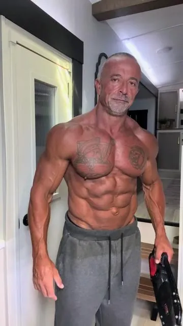 This isn’t a replacement for the gym… it’s a tool with a purpose. The MERACH Hydraulic Chest & Arm Trainer is perfect for chasing a quick pump before a workout, before photos, or in my case, backstage before stepping on stage. Lightweight, portable, and it gets blood into the muscles fast. Just remember: tools like this don’t build physiques—years of hard training, smart nutrition, and consistency do. This is simply one more way to enhance the work you’ve already put in. Would you use something like this before the gym or before an event? #Bodybuilding #FitOver50 #HomeWorkout #MERACH #FitnessGear