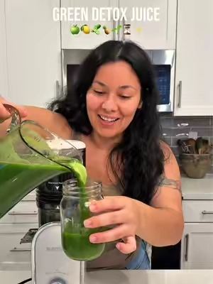 a green detox juice⏳✨ that actually taste good & is full of benefits! taking this for the next 3 days🌱 #greendetoxjuice #greenjuice #juicingrecipes #juicing #guthealthy 