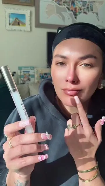 BUXOM Fill & Flip Lip Liner makes creating fuller-looking lips so easy. 💋 The peptide-infused gel formula glides on smoothly, helps prevent feathering, and gives the look of a naturally plumper pout—no needles needed! #BUXOM #FillAndFlip #LipLiner #PlumpLips #summerwins 