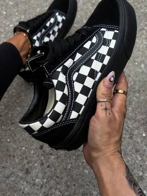 But the all black soles 👌🏼🔥🔥 @Tillys #vans #vansshoes #tillys #oldskoolvans 