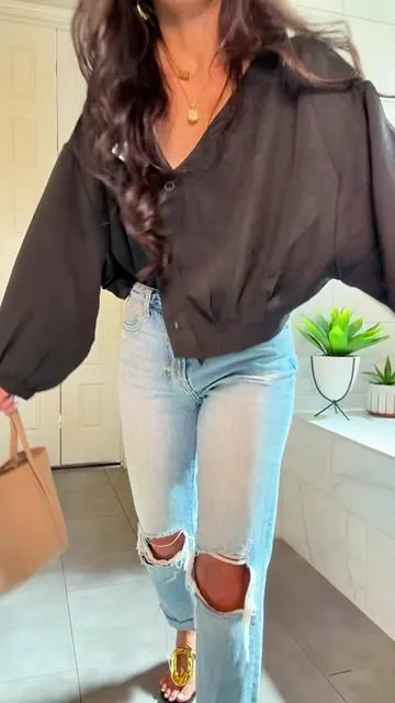 Lightweight, cute, and cropped - this top gives you arm coverage, but keeps thinks breathable during the summer. A perfect casual, cute fit to pair with jeans or shorts! 🖤🖤🖤 #longsleevetop #lightweighttop #croptopstyle #casualstyle #casualchicstyle 