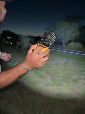 Luz de trabajo LED de 6000 lúmenes. Su cabezal ajustable ilumina donde más lo necesitas, ideal para garajes, talleres, construcción, camping y trabajos nocturnos. #LEDWorkLight #CordlessWorkLight #JobSiteLighting #tiktokshopsummersale #tiktokshopcreatorpicks @Azocekofficial 