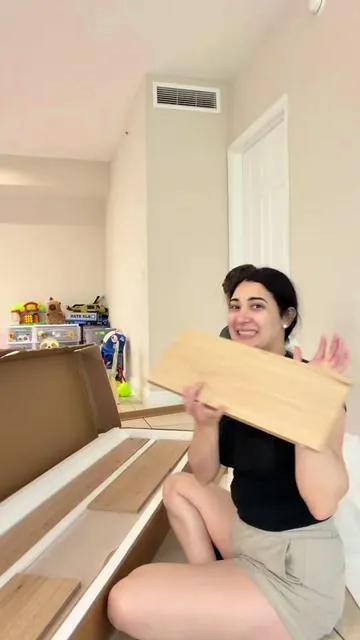 Mesa de TV de madera elegante y versátil, perfecta para darle un toque cálido y sofisticado a cualquier espacio de tu hogar. Su hermoso diseño con esquinas onduladas la hace única y moderna, mientras que sus diferentes compartimentos ofrecen mucho espacio para organizar todo lo que necesites. Cuenta con dos espacios amplios con puertas para mantener tus cosas guardadas y tu área de entretenimiento siempre ordenada. Una pieza funcional, bonita y con mucho estilo que combina con cualquier decoración.#homedecor #tiktokshop 