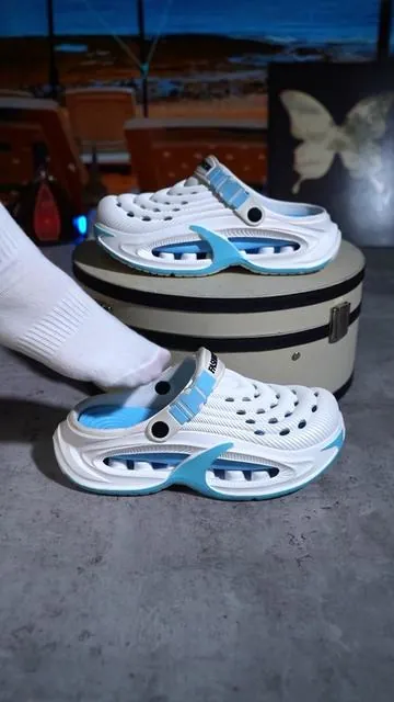 Comfortable slippers for men, there are two ways to wear it,which are versatile and fashionable #slippers #comfortable #tiktokshop #fashion#SummerVibes 
